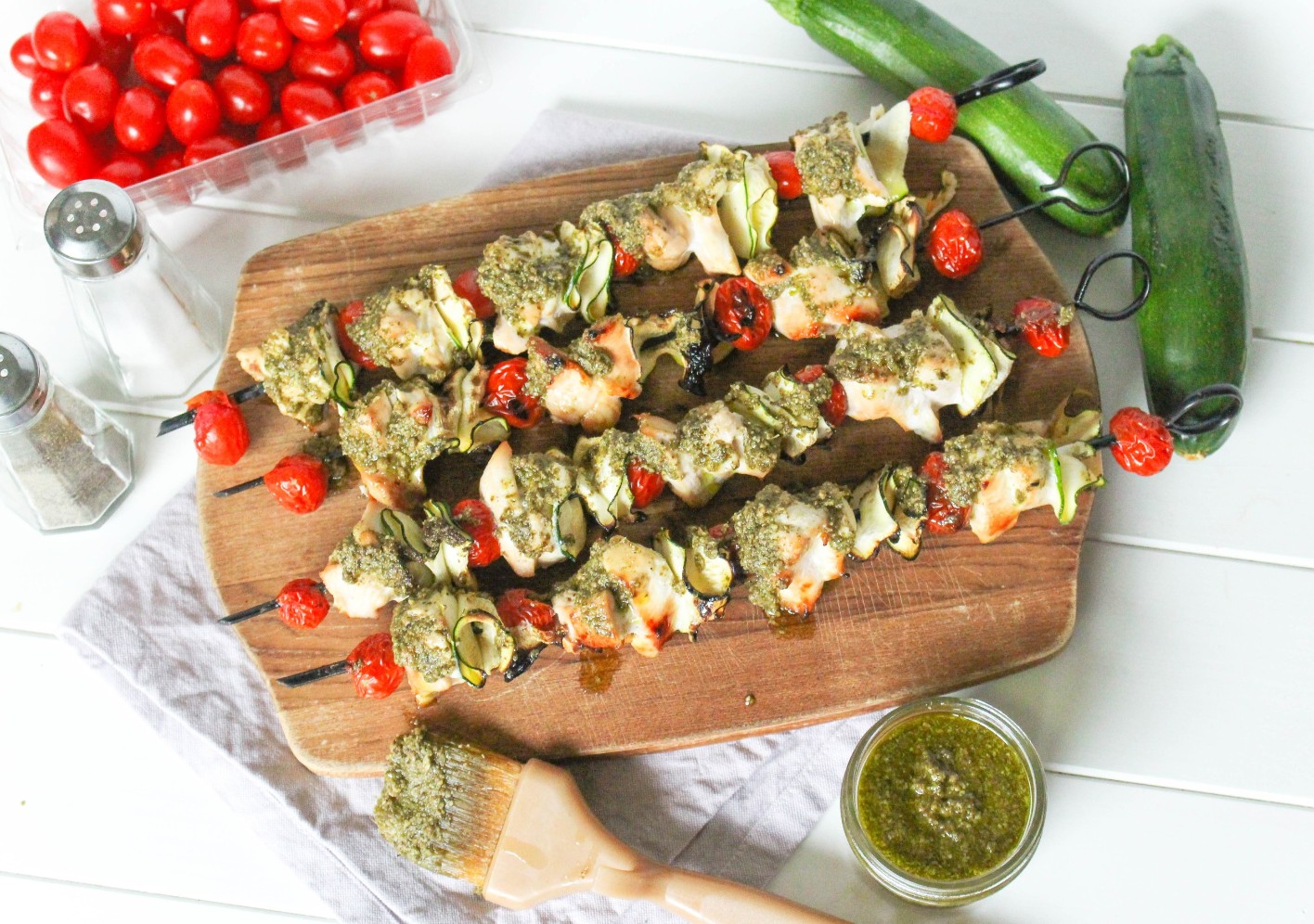 Chicken Pesto Kabobs + learn the difference between charcoal and gas #grills via Chef Julie Harrington, RD @ChefJulie_RD #kabobs #grill #grilling #chicken #pesto #simplerecipe