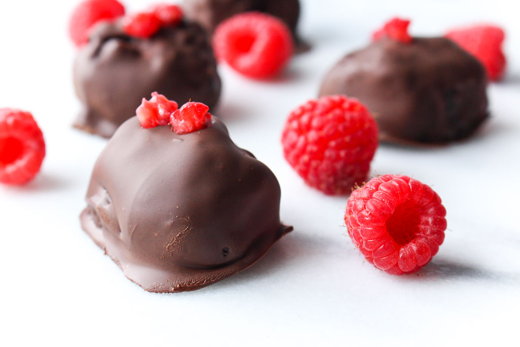 Chocolate Raspberry Cake Bites via Chef Julie Harrington @ChefJulie_RD #raspberry #cake #chocolate #cakebites #bitesize #dessert